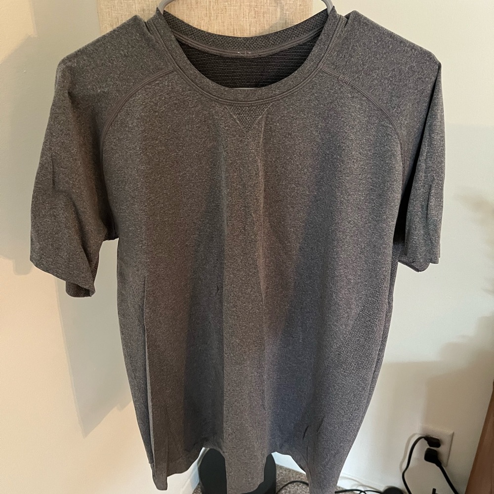 Metal vent tech Lululemon shirt size L